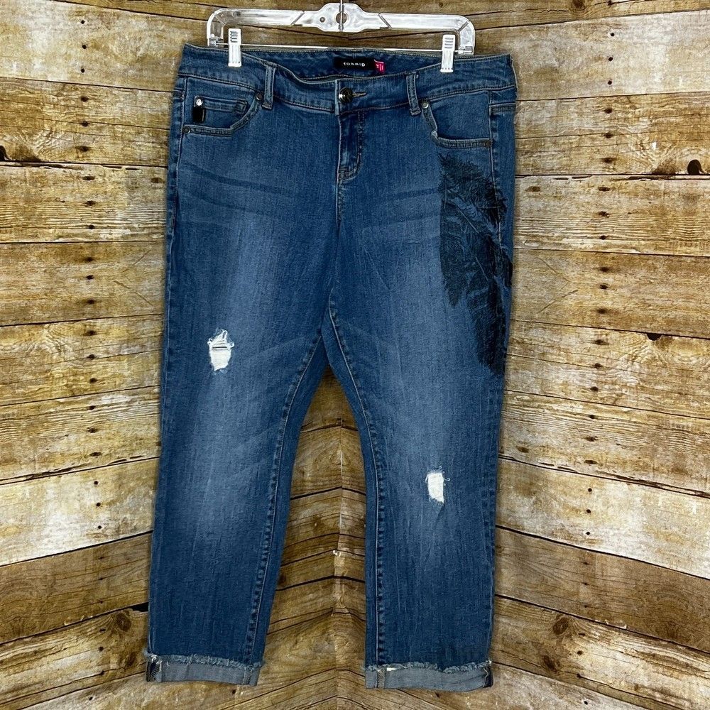 TORRID CROPPED DISTRESSED STRETCH RAW HEM FEATHER GRAPHIC BOYFRIEND JEANS SZ.14